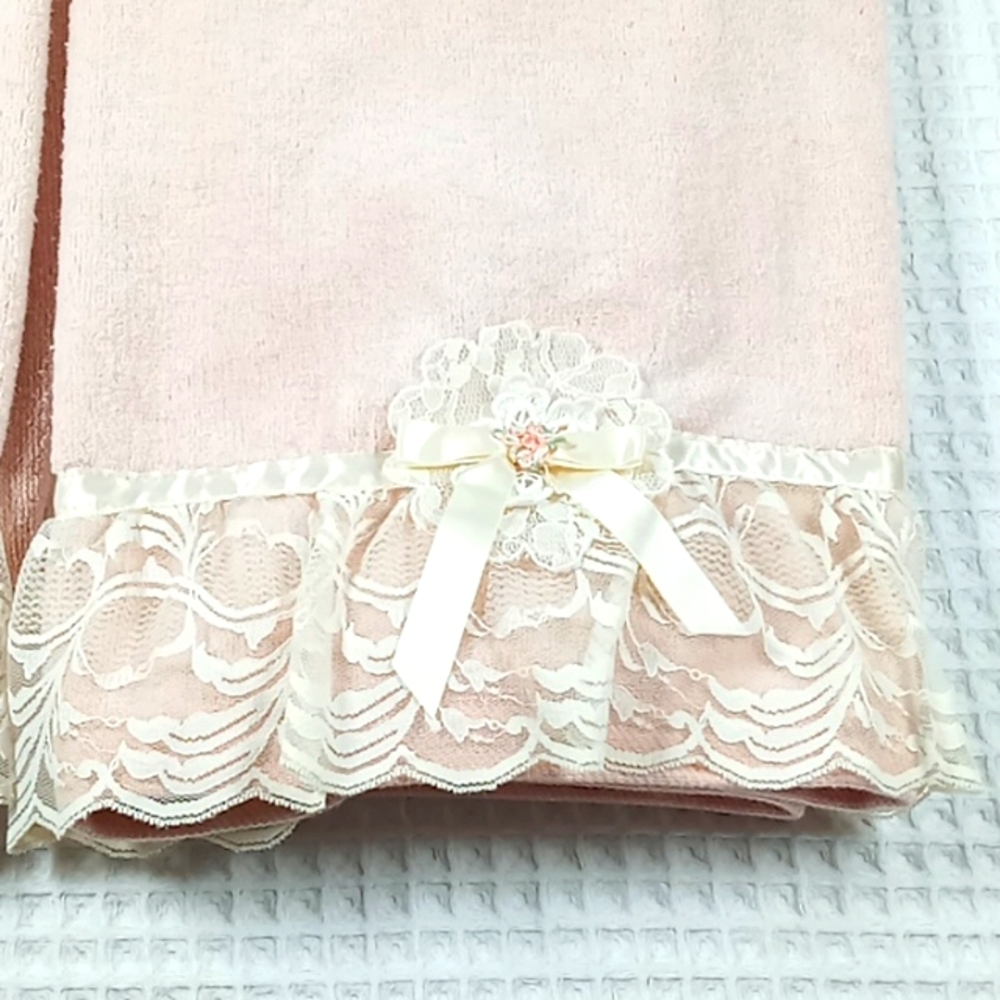 Vintage Avanti Look 1978 Soft Pink Bath Towels with Lace Trim Set of 2 - Picture 3 of 16